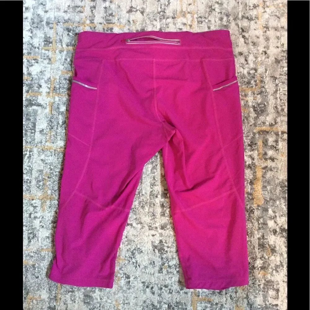 ATHLETA DOBBY BE FREE REFLECTIVE CAPRI LEGGINGS! M - Picture 7 of 8